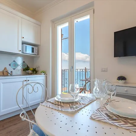 Apartment Cielo E Mare: Charming Seaside Retreat In Old Village Heart