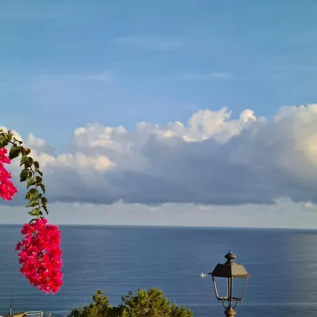 Cielo E Mare: Charming Seaside Retreat In Old Village Heart