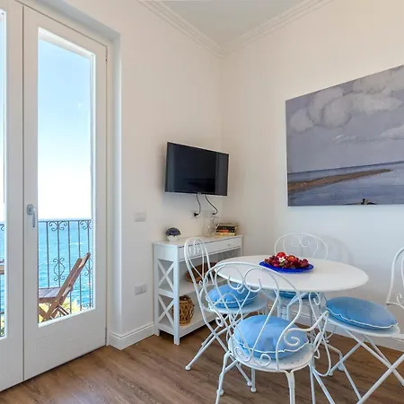 Cielo E Mare: Charming Seaside Retreat In Old Village Heart Apartment *