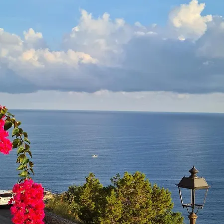Apartment Cielo E Mare: Charming Seaside Retreat In Old Village Heart
