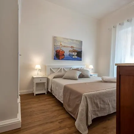 Apartment Cielo E Mare: Charming Seaside Retreat In Old Village Heart