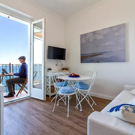 Apartment Cielo E Mare: Charming Seaside Retreat In Old Village Heart